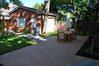 Elegant patio photo in Toronto
