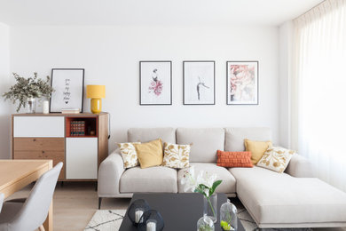 Aménagement d'un salon contemporain de taille moyenne et fermé avec un mur blanc, parquet clair, un téléviseur fixé au mur et un sol marron.