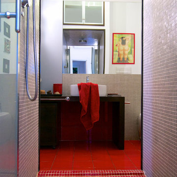 Una doccia tra il bagno e la stanza
