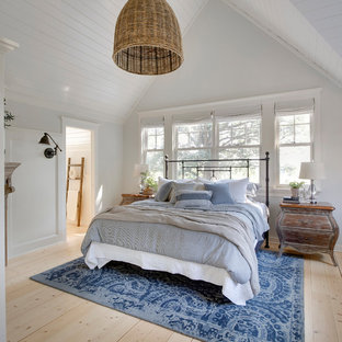 Mittelgroßes Country Hauptschlafzimmer mit weißer Wandfarbe und Kaminumrandung aus Holz in Minneapolis