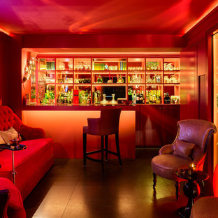 ロンドンのコンテンポラリースタイルのおしゃれな着席型バー (オープンシェルフ、赤いキャビネット) の写真