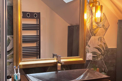 ナントにある小さなトロピカルスタイルのおしゃれなバスルーム (浴槽なし) (バリアフリー、緑のタイル、セラミックタイル、オーバーカウンターシンク、木製洗面台、グレーの床、引戸のシャワー、洗面台1つ) の写真