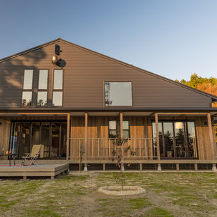 他の地域のカントリー風おしゃれな家の外観 (茶色い外壁、切妻屋根) の写真