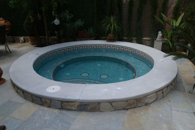 Imagen de piscinas y jacuzzis elevados contemporáneos pequeños redondeados