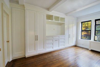 ニューヨークにある広いトラディショナルスタイルのおしゃれな主寝室 (白い壁、濃色無垢フローリング、茶色い床) のレイアウト