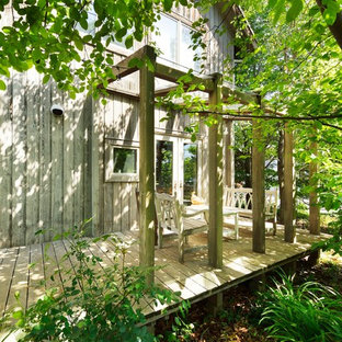 他の地域の大きいカントリー風おしゃれな横庭のテラス (デッキ材舗装、パーゴラ) の写真