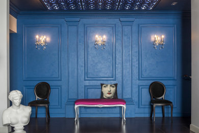 Пример оригинального дизайна: гостиная комната в стиле неоклассика (современная классика) с акцентной стеной