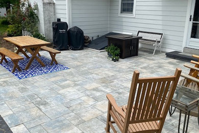 Cambridge Oceanside Pavers with coal river rock border