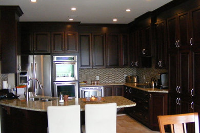 Example of a trendy kitchen design in Ottawa
