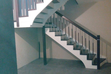 На фото: п-образная деревянная лестница среднего размера с деревянными ступенями с