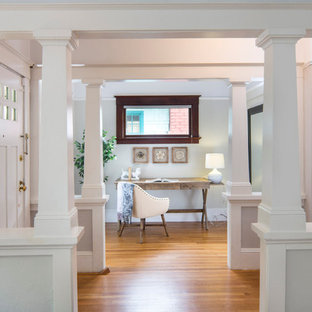 На фото: с невысоким бюджетом маленькие фойе в стиле кантри с серыми стенами, светлым паркетным полом, одностворчатой входной дверью, белой входной дверью и коричневым полом