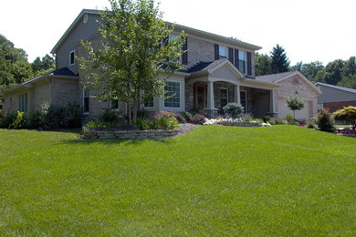 Inspiration for a traditional landscaping in Cincinnati.