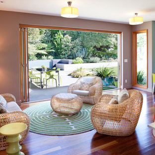 Foto på ett funkis allrum med öppen planlösning, med lila väggar