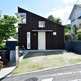 他の地域のモダンスタイルのおしゃれな三階建ての家 (木材サイディング、茶色い外壁、片流れ屋根、戸建、金属屋根) の写真