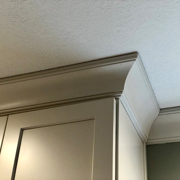 Bettendorf, IA Dura Surpeme Cabinets Linen White Cambria Berwyn