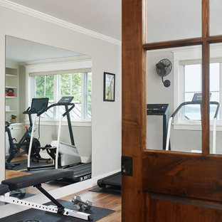 グランドラピッズの小さいビーチスタイルのおしゃれなトレーニングルーム (グレーの壁、無垢フローリング、茶色い床) の写真