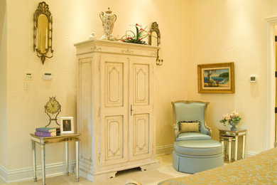 Example of a classic bedroom design in Tampa