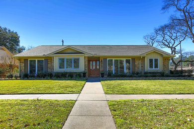 Elegant home design photo in Houston
