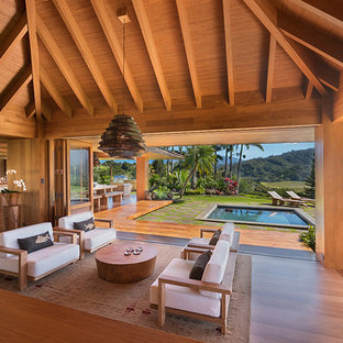 ハワイのトロピカルスタイルのおしゃれなプールの写真