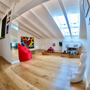 Idee per una piccola palestra multiuso design con pareti bianche, parquet chiaro e travi a vista