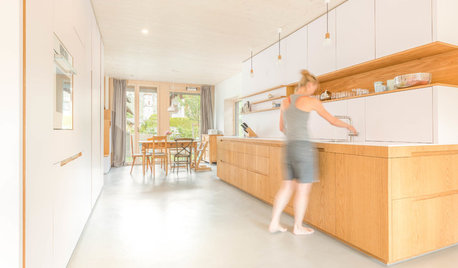 Eine holz-weiße Küche ist Raumtrenner, Garderobe, Stauraumwunder…