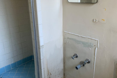 Foto de cuarto de baño único y de pie retro pequeño con ducha empotrada, baldosas y/o azulejos beige, baldosas y/o azulejos de cerámica, aseo y ducha, lavabo con pedestal y ducha con cortina