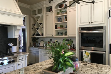 Example of a kitchen design in Dallas