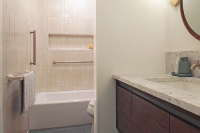 高級な小さなモダンスタイルのおしゃれな浴室 (濃色木目調キャビネット、スレートの床、アンダーカウンター洗面器、御影石の洗面台、ニッチ、洗面台1つ、フローティング洗面台、フラットパネル扉のキャビネット、ドロップイン型浴槽、シャワー付き浴槽	、ベージュのタイル、セラミックタイル、白い壁、グレーの床、シャワーカーテン、グレーの洗面カウンター) の写真