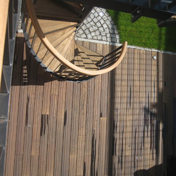 Holzdeck mit Etagen