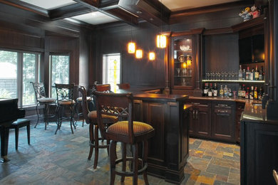 Ejemplo de bar en casa tradicional renovado grande
