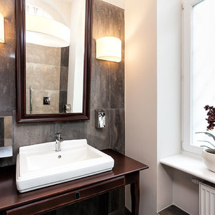 Esempio di una piccola stanza da bagno padronale minimalista con nessun'anta, ante in legno bruno, vasca idromassaggio, doccia aperta, WC a due pezzi, piastrelle grigie, piastrelle in ceramica, pareti bianche, pavimento in sughero, lavabo sottopiano, pavimento marrone e porta doccia a battente