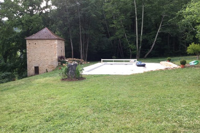Idée de décoration pour une grande piscine avant champêtre rectangle avec du carrelage.