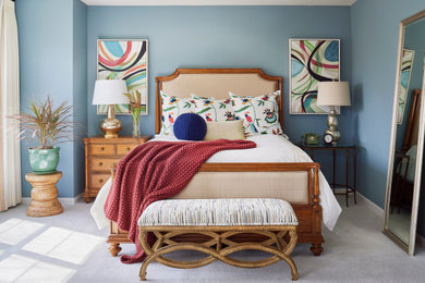Modelo de dormitorio principal con paredes azules y moqueta