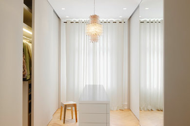 Großes, Neutrales Klassisches Ankleidezimmer mit Ankleidebereich, weißen Schränken und braunem Holzboden in Frankfurt am Main