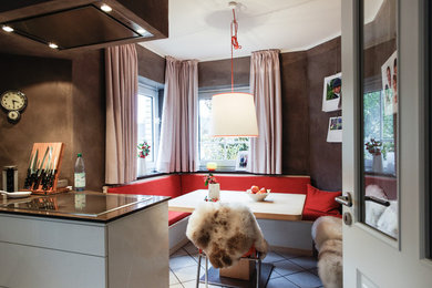 Mittelgroßes, Offenes Modernes Esszimmer mit brauner Wandfarbe, Keramikboden und beigem Boden in Sonstige