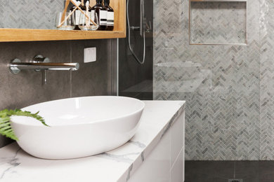 Example of a minimalist bathroom design in Philadelphia