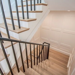 Foto de escalera en U, tradicional renovada, grande, con escalones de madera y contrahuellas de madera