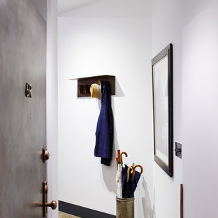 Idéer för att renovera en mellanstor eklektisk foajé, med vita väggar, en enkeldörr och en grå dörr