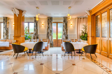 Aménagement d'une très grande salle à manger classique avec un mur beige, un sol en marbre et un sol beige.
