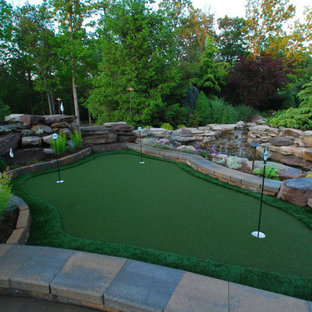 Geräumiger Eklektischer Garten hinter dem Haus, im Sommer mit Sportplatz und direkter Sonneneinstrahlung in Washington, D.C.