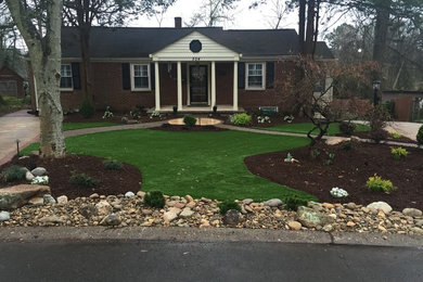 Design ideas for a traditional front yard mulch landscaping in Charlotte.