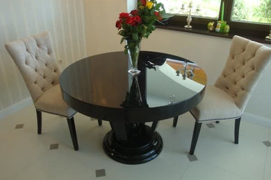 Art  Deco  round  dining  table