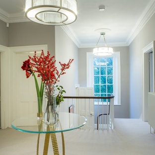 Inspiration för klassiska hallar, med grå väggar, heltäckningsmatta och vitt golv