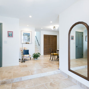 東京23区の片開きドア地中海スタイルのおしゃれな玄関 (大理石の床、青いドア、ベージュの床) の写真