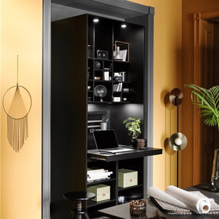 ケントのモダンスタイルのおしゃれなホームオフィス・仕事部屋 (黄色い壁、造り付け机) の写真