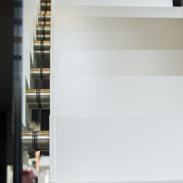 Escalier suspendu blanc, garde corps en verre