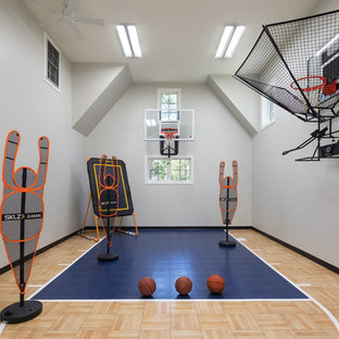 ミネアポリスの中サイズのカントリー風おしゃれな室内コート (白い壁、ラミネートの床、茶色い床) の写真