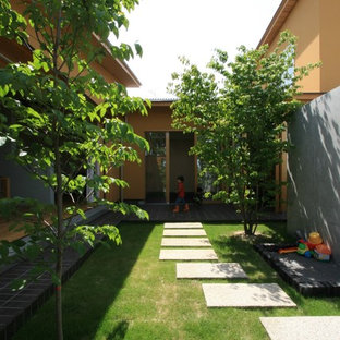 他の地域の中サイズの、夏の北欧スタイルのおしゃれな中庭 (屋外コート、擁壁、日向、コンクリート敷き	) の写真