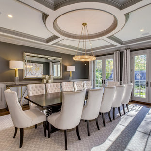 Foto di una sala da pranzo chic chiusa con pareti grigie, pavimento in legno massello medio, nessun camino, pavimento marrone, soffitto a cassettoni e pannellatura