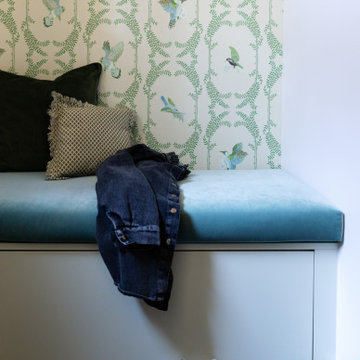 Banc sur mesure et papier peint aux oiseaux – Mobilier personnalisé